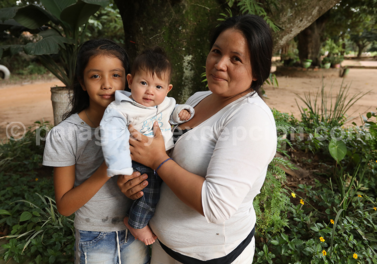 Femme métis du Paraguay et ses enfants