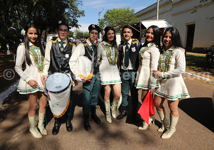 Groupe de jeunes Paraguayens avec Paraguay Excepción