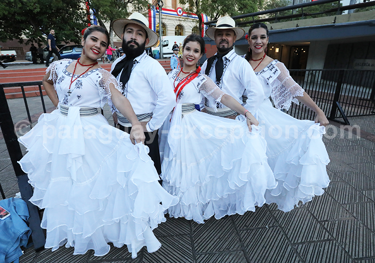 Tenue traditionnelle, carnaval au Paraguay avec Paraguay Excepción