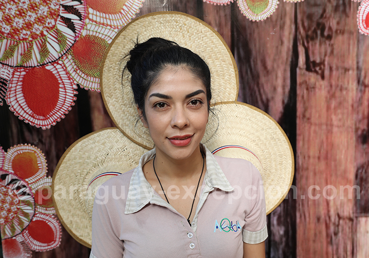 Femme paraguayenne qui vend des chapeaux au Paraguay