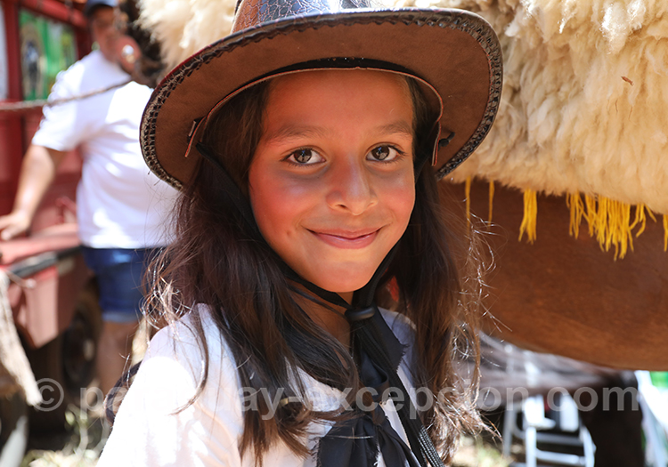 Portrait d'une petite fille paraguayenne, dressage de chevaux au Paraguay