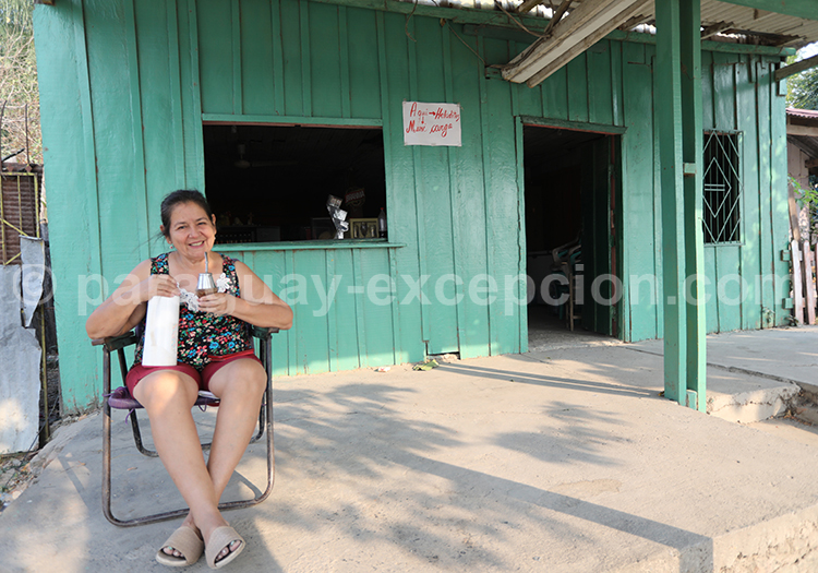 Photo de femme devant sa maison au Paraguay avec Paraguay Excepción