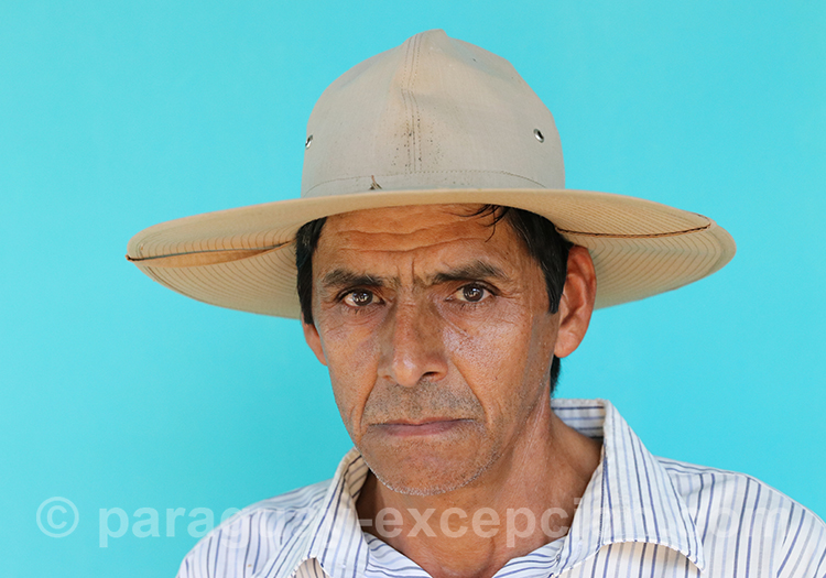 Portrait d'un homme guarani au Paraguay, région Yvy