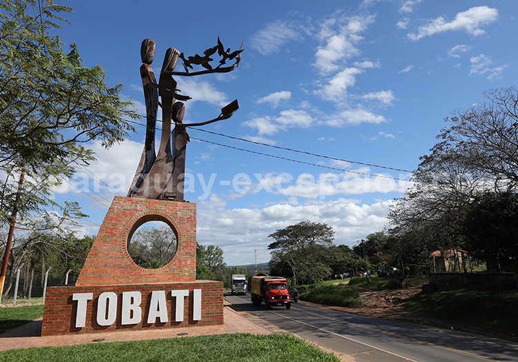 Monument à l’entrée de Tobatí, Cordillera, Paraguay
