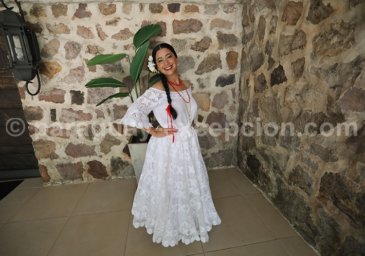 Tenue de danse Ñanduti, Paraguay
