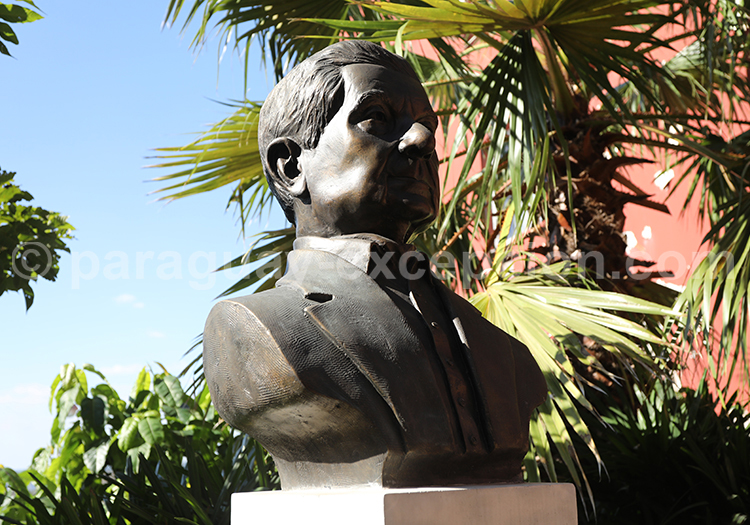 Statue de Augusto Roa Bastos, écrivain du Paraguay