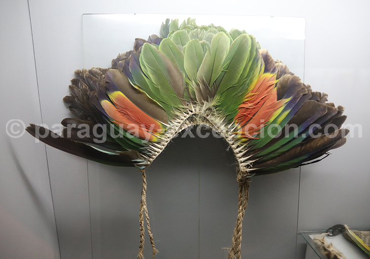 Couronne de plumes, peuples indigènes du Paraguay
