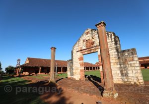 San Cosme y Damian, porte principale